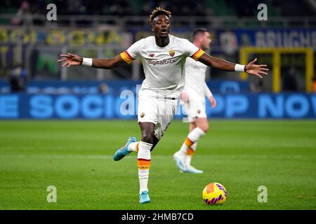 Mailand, Italien. 08th. Februar 2022. Tammy Abraham von AS Roma reagiert während der Italien-Pokalrunde des Fußballspiels 8 zwischen dem FC Internazionale und AS Roma im San Siro-Stadion in Mailand (Italien) am 8th. Februar 2021. Foto Andrea Staccioli/Insidefoto Kredit: Insidefoto srl/Alamy Live News Stockfoto