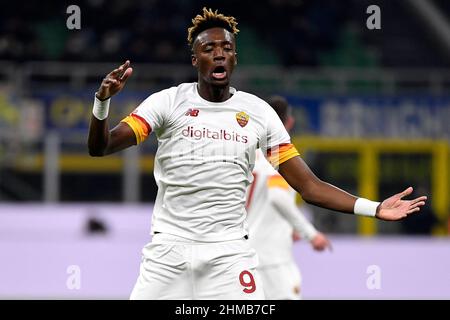 Mailand, Italien. 08th. Februar 2022. Tammy Abraham von AS Roma reagiert während der Italien-Pokalrunde des Fußballspiels 8 zwischen dem FC Internazionale und AS Roma im San Siro-Stadion in Mailand (Italien) am 8th. Februar 2021. Foto Andrea Staccioli/Insidefoto Kredit: Insidefoto srl/Alamy Live News Stockfoto