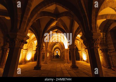 Trebic, Tschechien - 05/02/2022: Innenraum der Krypta der St.-Prokopius-Basilika in Trebic, Tschechien. Stockfoto