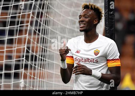 Mailand, Italien. 08th. Februar 2022. Tammy Abraham von AS Roma reagiert während der Italien-Pokalrunde des Fußballspiels 8 zwischen dem FC Internazionale und AS Roma im San Siro-Stadion in Mailand (Italien) am 8th. Februar 2021. Foto Andrea Staccioli/Insidefoto Kredit: Insidefoto srl/Alamy Live News Stockfoto