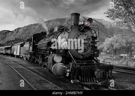 Alte Dampfmaschine mit selektiver Farbe auf dem Scheinwerfer. Durango und Silverton Schmalspurzug in Colorado. Stockfoto