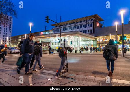 Essen Hauptbahnhof, Skyline der Innenstadt, Willy-Brandt-Platz, Premier Inn Hotel, in Essen, NRW, Deutschland, Stockfoto