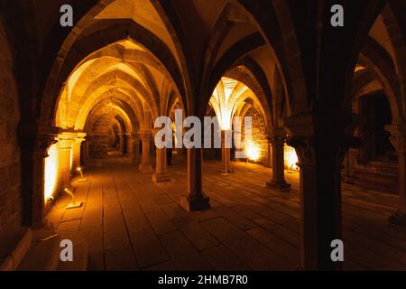 Trebic, Tschechien - 05/02/2022: Innenraum der Krypta der St.-Prokopius-Basilika in Trebic, Tschechien. Stockfoto