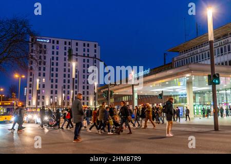 Essen Hauptbahnhof, Skyline der Innenstadt, Willy-Brandt-Platz, Premier Inn Hotel, in Essen, NRW, Deutschland, Stockfoto