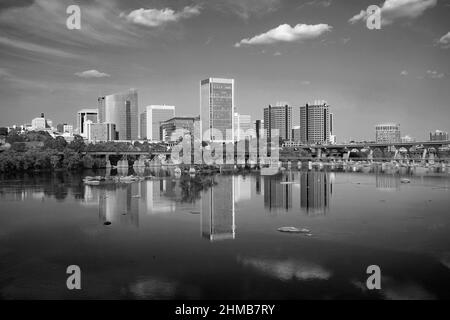 Gebäude in der Innenstadt von Richmond, Virginia, die sich im James River spiegeln Stockfoto