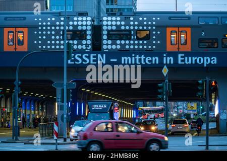 Essen Hauptbahnhof, RRX Nahverkehrszug, Straße U-Bahn, Busbahnhof, Haltestellen in Essen, NRW, Deutschland, Stockfoto