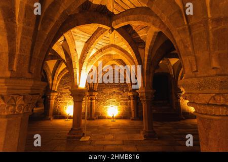 Trebic, Tschechien - 05/02/2022: Innenraum der Krypta der St.-Prokopius-Basilika in Trebic, Tschechien. Stockfoto