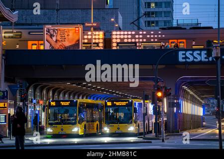 Essen Hauptbahnhof, RRX Nahverkehrszug, Straße U-Bahn, Busbahnhof, Haltestellen in Essen, NRW, Deutschland, Stockfoto