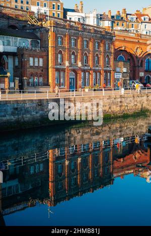 Ramsgate, England - Jan 13 2022 das historische Haus für kleine Jungen, die im Ramsgate Royal Harbour im Wasser des Yachthafens untergebracht sind. Stockfoto