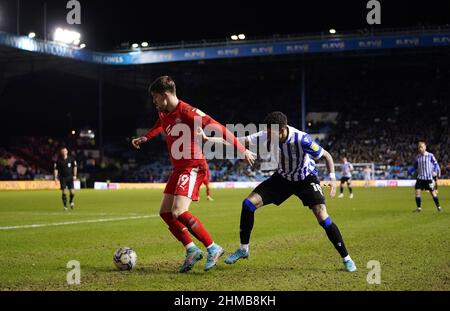 Callum lang von Wigan Athletic kämpft mit Marvin Johnson vom Mittwoch aus Sheffield während des Sky Bet League One-Spiels in Hillsborough, Sheffield. Bilddatum: Dienstag, 8. Februar 2022. Stockfoto