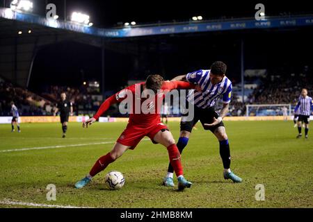 Callum lang von Wigan Athletic kämpft mit Marvin Johnson vom Mittwoch aus Sheffield während des Sky Bet League One-Spiels in Hillsborough, Sheffield. Bilddatum: Dienstag, 8. Februar 2022. Stockfoto