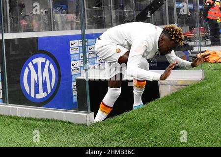 Mailand, Italien. 08th. Februar 2022. Tammy Abraham von AS Roma reagiert während der Italien-Pokalrunde des Fußballspiels 8 zwischen dem FC Internazionale und AS Roma im San Siro-Stadion in Mailand (Italien) am 8th. Februar 2021. Foto Andrea Staccioli/Insidefoto Kredit: Insidefoto srl/Alamy Live News Stockfoto