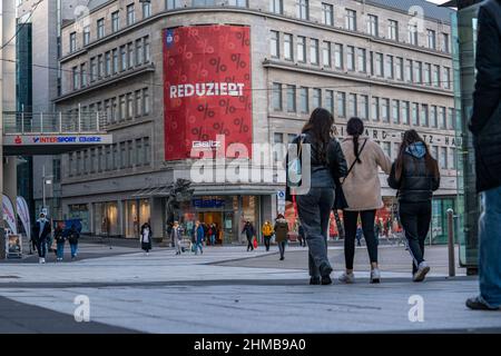 Bochumer Innenstadt, im Januar 2022, Massenbergstraße, leere Einkaufsstraßen, Verkauf, Sonderangebote, Bochum, NRW, Deutschland, Stockfoto