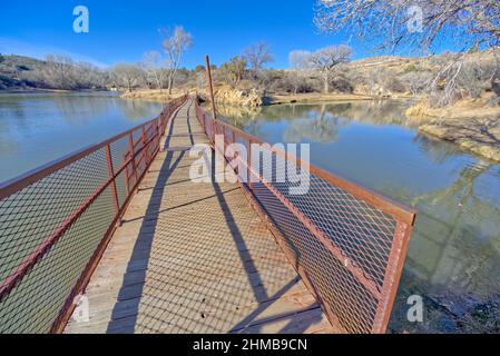 Schwimmende Brücke am Fain Lake im Prescott Valley, Arizona. Stockfoto