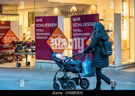 Bochumer Innenstadt, im Januar 2022, Kortumstraße, Zwangsmasken, Einkaufsstraßen, Verkauf, Sonderangebote, Ladenschluss, Bochum, NRW, Deutschland, Stockfoto