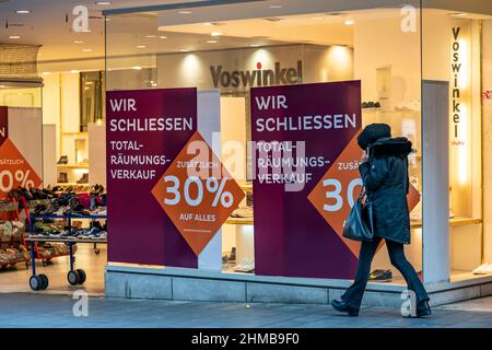 Bochumer Innenstadt, im Januar 2022, Kortumstraße, Zwangsmasken, Einkaufsstraßen, Verkauf, Sonderangebote, Ladenschluss, Bochum, NRW, Deutschland, Stockfoto