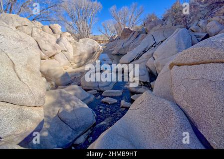 Lynx Creek mit einer Brücke in der Ferne. Lynx Creek versorgt den Fain Lake im Prescott Valley, Arizona. Stockfoto