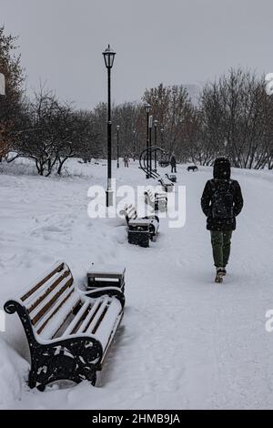 Moskau, Russland - 06. Februar 2022: Ein Mädchen geht im Winter entlang der Gasse. Hochwertige Fotos Stockfoto