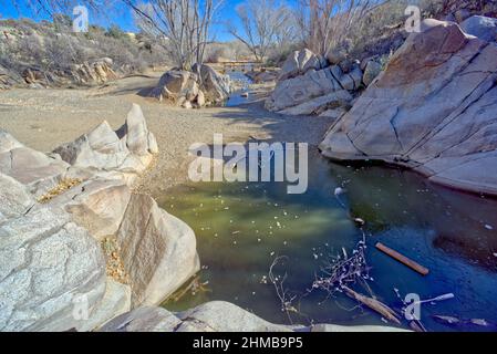 Lynx Creek mit einer Brücke in der Ferne. Lynx Creek versorgt den Fain Lake im Prescott Valley, Arizona. Stockfoto