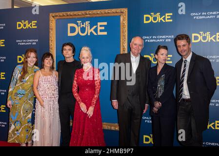 London, Großbritannien. 8. Februar 2022. Die Hauptdarsteller bei der britischen Premiere des Films „The Duke“ in der National Gallery. Der Film erzählt die wahre Geschichte des Taxifahrers Kempton Bunton (gespielt von Jim Broadbent), der Goyas Porträt des Herzogs von Wellington aus der Londoner National Gallery Stahl, den ersten und einzigen Diebstahl in der Geschichte der Galerie. Helen Mirren spielt Buntons Frau Dorothy. Kredit: Stephen Chung/EMPICS/Alamy Live Nachrichten Stockfoto