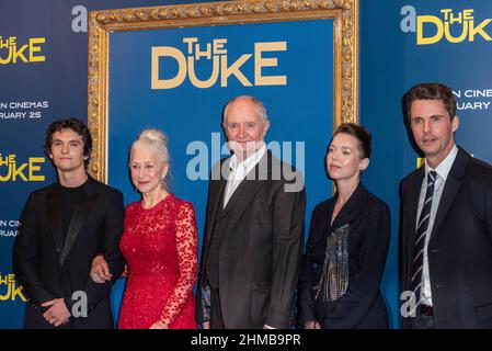 London, Großbritannien. 8. Februar 2022. Die Hauptdarsteller bei der britischen Premiere des Films „The Duke“ in der National Gallery. Der Film erzählt die wahre Geschichte des Taxifahrers Kempton Bunton (gespielt von Jim Broadbent), der Goyas Porträt des Herzogs von Wellington aus der Londoner National Gallery Stahl, den ersten und einzigen Diebstahl in der Geschichte der Galerie. Helen Mirren spielt Buntons Frau Dorothy. Kredit: Stephen Chung/EMPICS/Alamy Live Nachrichten Stockfoto