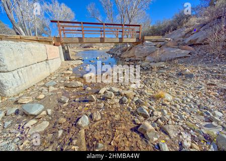 Lynx Creek überquert die Brücke am Fain Lake in Prescott Valley, Arizona. Stockfoto