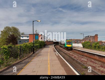 Zug der West Midlands-Klasse 172 Bombardier Turbostar am Bahnhof Worcester Foregate Street Stockfoto