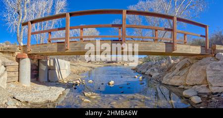 Lynx Creek überquert die Brücke am Fain Lake in Prescott Valley, Arizona. Stockfoto