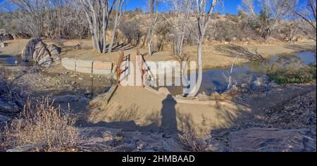 Lynx Creek überquert die Brücke am Fain Lake in Prescott Valley, Arizona. Stockfoto