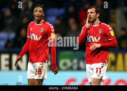 Alex Gilbey von Charlton Athletic (rechts) und Sean Clare schauen während des Sky Bet League One-Spiels im University of Bolton Stadium, Großbritannien, auf. Bilddatum: Dienstag, 8. Februar 2022. Stockfoto