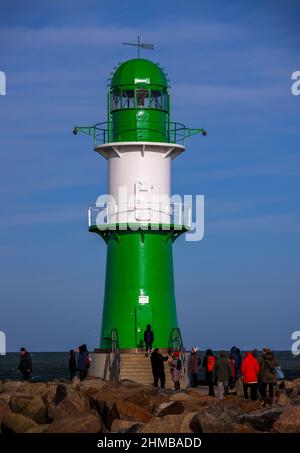 05. Februar 2022, Mecklenburg-Vorpommern, Warnemünde: Das renovierte Leuchtfeuer an der Westpier am Rostocker Seekanal. Foto: Jens Büttner/dpa-Zentralbild/ZB Stockfoto