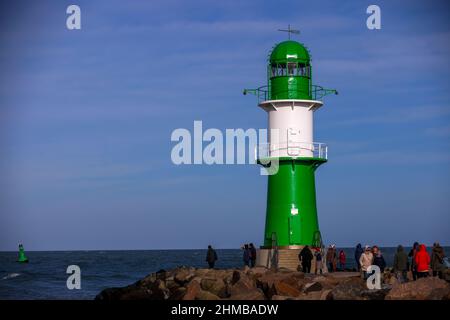 05. Februar 2022, Mecklenburg-Vorpommern, Warnemünde: Das renovierte Leuchtfeuer an der Westpier am Rostocker Seekanal. Foto: Jens Büttner/dpa-Zentralbild/ZB Stockfoto