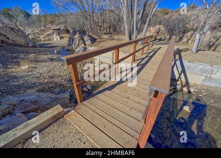 Lynx Creek überquert die Brücke am Fain Lake in Prescott Valley, Arizona. Stockfoto