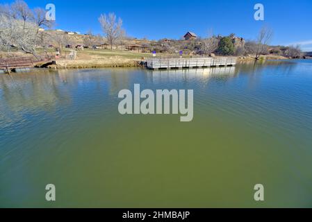 Blick auf den Fain Lake Fishing Pier vom Südufer. Gelegen in Prescott Valley Arizona. Stockfoto