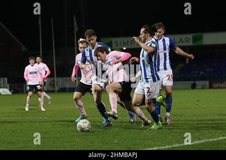 HARTLEPOOL, GROSSBRITANNIEN. FEB 8th Luke James von Barrow kämpft während des Sky Bet League 2-Spiels zwischen Hartlepool United und Barrow im Victoria Park, Hartlepool, am Dienstag, den 8th. Februar 2022, um den Besitz mit Neill Byrne von Hartlepool United und Jamie Sterry. (Kredit: Mark Fletcher | MI News) Kredit: MI Nachrichten & Sport /Alamy Live News Stockfoto