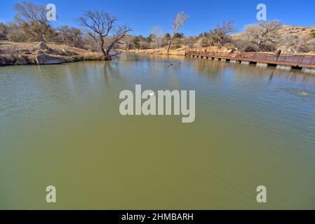 Blick auf den Fain Lake vom Angelpier nach Westen. Gelegen in Prescott Valley Arizona. Stockfoto