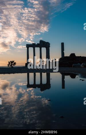 Vertikale Abbildung des Tempels von Apollon alten Ruinen bei Sonnenuntergang. Silhouette des Apollon-Tempels in der antiken Stadt Side, griechische antike historische Antike. Stockfoto