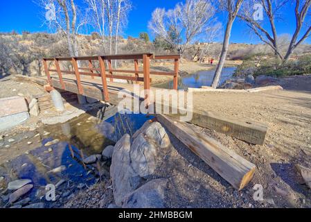 Lynx Creek überquert die Brücke am Fain Lake in Prescott Valley, Arizona. Stockfoto