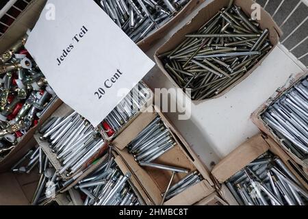 Diverse Schrauben und Nägel als Lose Ware in einem Restpostenmarkt Stockfoto