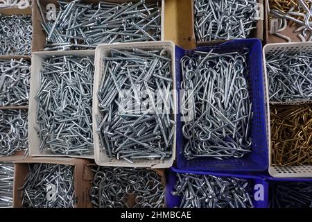 Diverse Schrauben und Nägel als Lose Ware in einem Restpostenmarkt Stockfoto