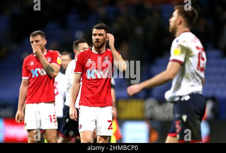 Chris Gunter von Charlton Athletic (Mitte) sieht nach dem letzten Pfiff im Sky Bet League One-Spiel im University of Bolton Stadium, Großbritannien, niedergeschlagen aus. Bilddatum: Dienstag, 8. Februar 2022. Stockfoto