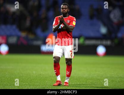 Diallang Jaiyesimi von Charlton Athletic applaudiert die Auswärtsspieler nach dem letzten Pfiff im Sky Bet League One-Spiel im University of Bolton Stadium, Großbritannien. Bilddatum: Dienstag, 8. Februar 2022. Stockfoto