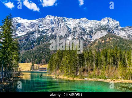 Der Hintersee neben Ramsau, Bayern, Deutschland, an einem sonnigen Tag im Winter Stockfoto