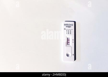Covi-19 (SARS-Cov-2)-Antigentest mit positivem Ergebnis Stockfoto