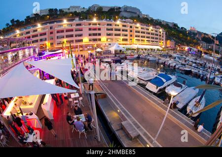 Monaco, Monte Carlo - 27. Mai 2016: FIA Formel-1-Weltmeisterschaft: Cocktail-Party-Atmosphäre auf der Red Bull Energy Station im Paddock. F1, Formel 1, Blaue Stunde, Rennen, großer Preis. Mandoga Media Deutschland Stockfoto