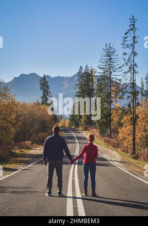 Wunderschöne Reiselandschaft. Verliebte Paare auf dem Weg zu den Berggipfeln. Stockfoto