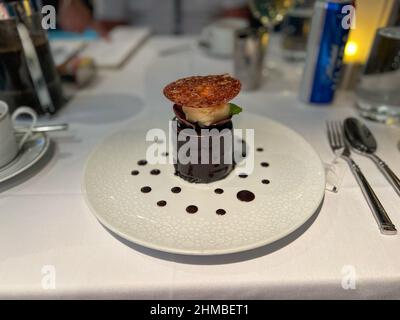 Port Canaveral, FL USA - 15. Januar 2022: Schokoladendekadent Kuchen Dessert in einem Restaurant auf einem Schiff. Stockfoto
