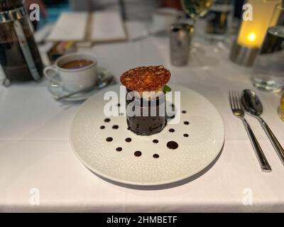 Port Canaveral, FL USA - 15. Januar 2022: Schokoladendekadent Kuchen Dessert in einem Restaurant auf einem Schiff. Stockfoto