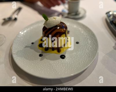 Port Canaveral, FL USA - 15. Januar 2022: Schokoladenkäsekuchen-Dessert in einem Restaurant auf einem Schiff. Stockfoto