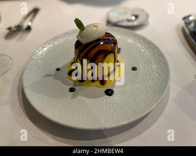 Port Canaveral, FL USA - 15. Januar 2022: Schokoladenkäsekuchen-Dessert in einem Restaurant auf einem Schiff. Stockfoto